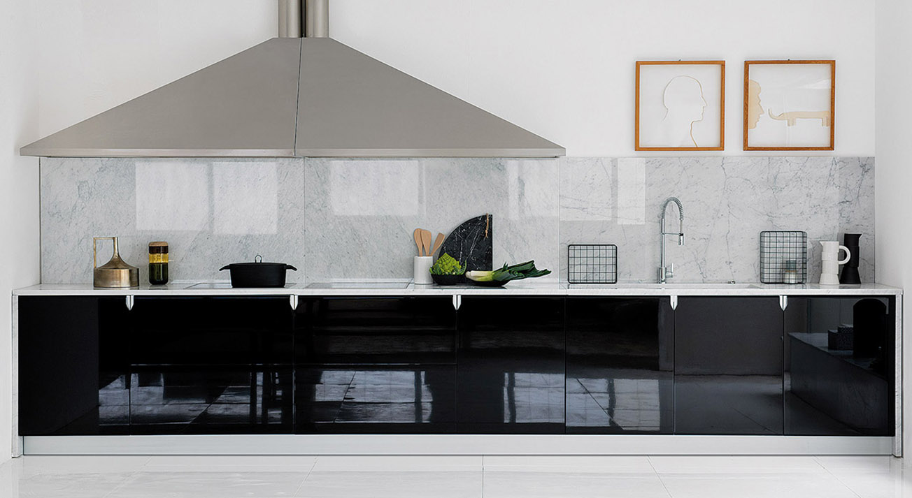 Iconica e senza tempo la cucina in linea Cina di Schiffini, progettata nel 1986 dal Maestro Vico Magistretti e reinterpretata con materiali e tecnologie contemporanee. Elemento chiave è la cappa in acciaio che domina l'ambiente. La caratteristica maniglia incassata, ottenuta dalla scanalatura della parte superiore dell’anta stondata o di quella inferiore dei pensili, crea un raffinato gioco di continuità e linee. Prezzo su richiesta. https://www.schiffini.it Iconica e senza tempo la cucina in linea Cina di Schiffini, progettata nel 1986 dal Maestro Vico Magistretti e reinterpretata con materiali e tecnologie contemporanee. Elemento chiave è la cappa in acciaio che domina l'ambiente. La caratteristica maniglia incassata, ottenuta dalla scanalatura della parte superiore dell’anta stondata o di quella inferiore dei pensili, crea un raffinato gioco di continuità e linee. Prezzo su richiesta. https://www.schiffini.it