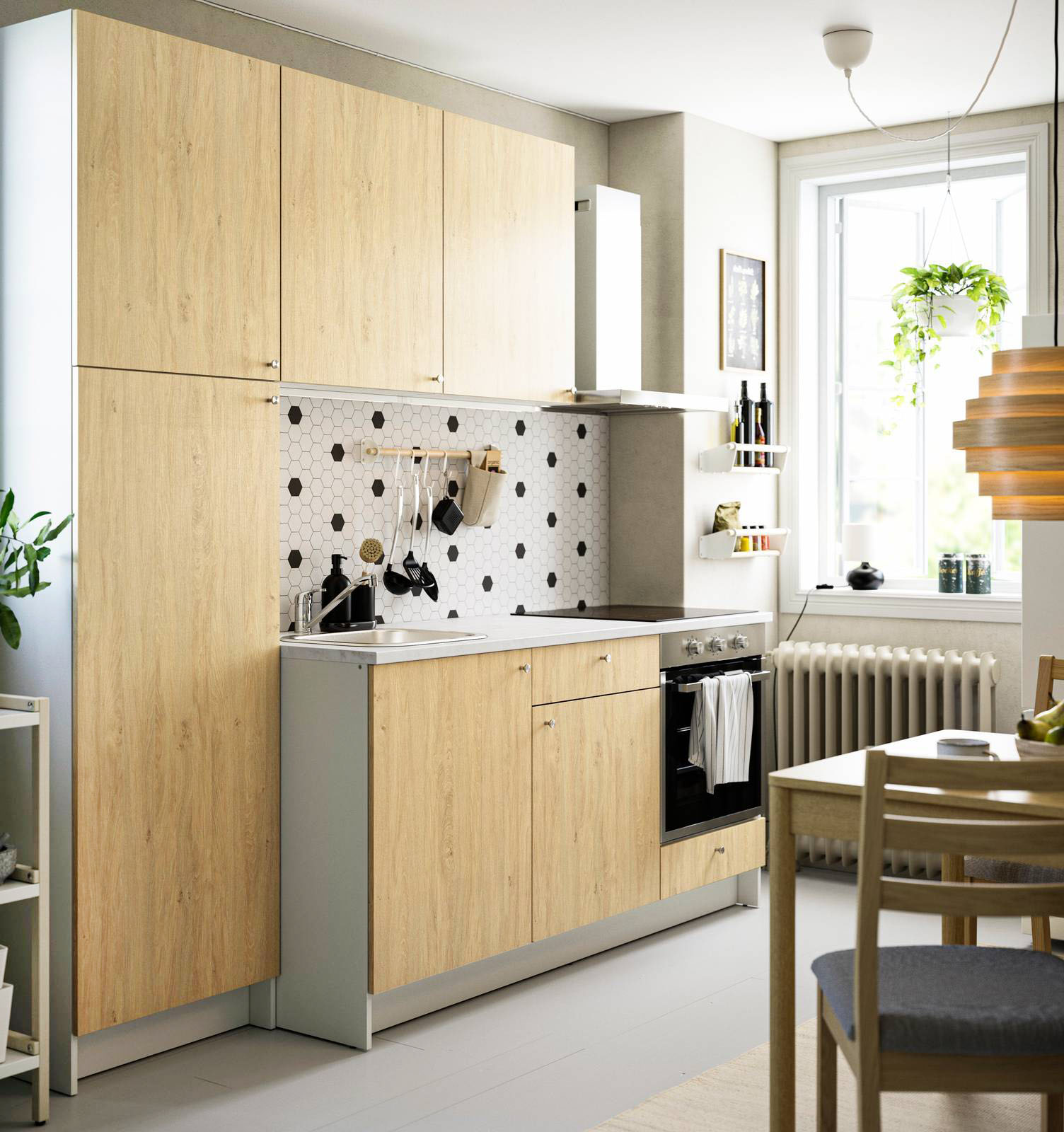 Effetto rovere per le ante in lamina di melammina della cucina in linea Knoxhult di Ikea Italia che grazie alle sue dimensioni contenute può essere collocata anche in una stanza piccola. Il piano di lavoro in laminato effetto marmo bianco è resistente e facile da pulire. Misura L 240 x P 61 x H 220 cm. Prezzo 333 euro. https://www.ikea.com Effetto rovere per le ante in lamina di melammina della cucina in linea Knoxhult di Ikea Italia che grazie alle sue dimensioni contenute può essere collocata anche in una stanza piccola. Il piano di lavoro in laminato effetto marmo bianco è resistente e facile da pulire. Misura L 240 x P 61 x H 220 cm. Prezzo 333 euro. https://www.ikea.com