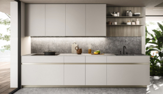 Design lineare e una colorazione neutra per la cucina di Arrital che si sviluppa su una sola parete. Le basi e i pensili hanno le ante lisce nella finitura Silky Alpaca; la boiserie laterale nella finitura legno chiaro è attrezzata con mensole in metallo. Il piano di lavoro è in Gres Dekton Grafite Pietra. Prezzo su richiesta. https://www.arrital.it Design lineare e una colorazione neutra per la cucina di Arrital che si sviluppa su una sola parete. Le basi e i pensili hanno le ante lisce nella finitura Silky Alpaca; la boiserie laterale nella finitura legno chiaro è attrezzata con mensole in metallo. Il piano di lavoro è in Gres Dekton Grafite Pietra. Prezzo su richiesta. https://www.arrital.it