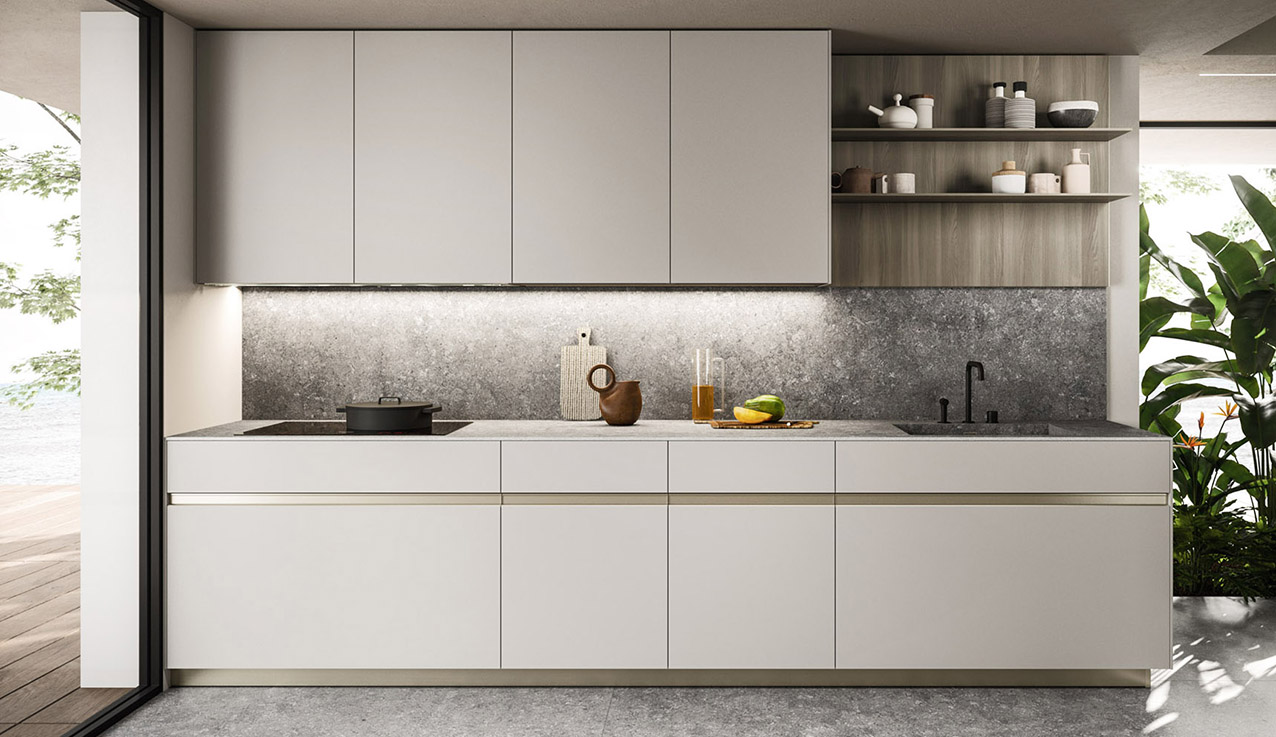 Design lineare e una colorazione neutra per la cucina di Arrital che si sviluppa su una sola parete. Le basi e i pensili hanno le ante lisce nella finitura Silky Alpaca; la boiserie laterale nella finitura legno chiaro è attrezzata con mensole in metallo. Il piano di lavoro è in Gres Dekton Grafite Pietra. Prezzo su richiesta. https://www.arrital.it Design lineare e una colorazione neutra per la cucina di Arrital che si sviluppa su una sola parete. Le basi e i pensili hanno le ante lisce nella finitura Silky Alpaca; la boiserie laterale nella finitura legno chiaro è attrezzata con mensole in metallo. Il piano di lavoro è in Gres Dekton Grafite Pietra. Prezzo su richiesta. https://www.arrital.it