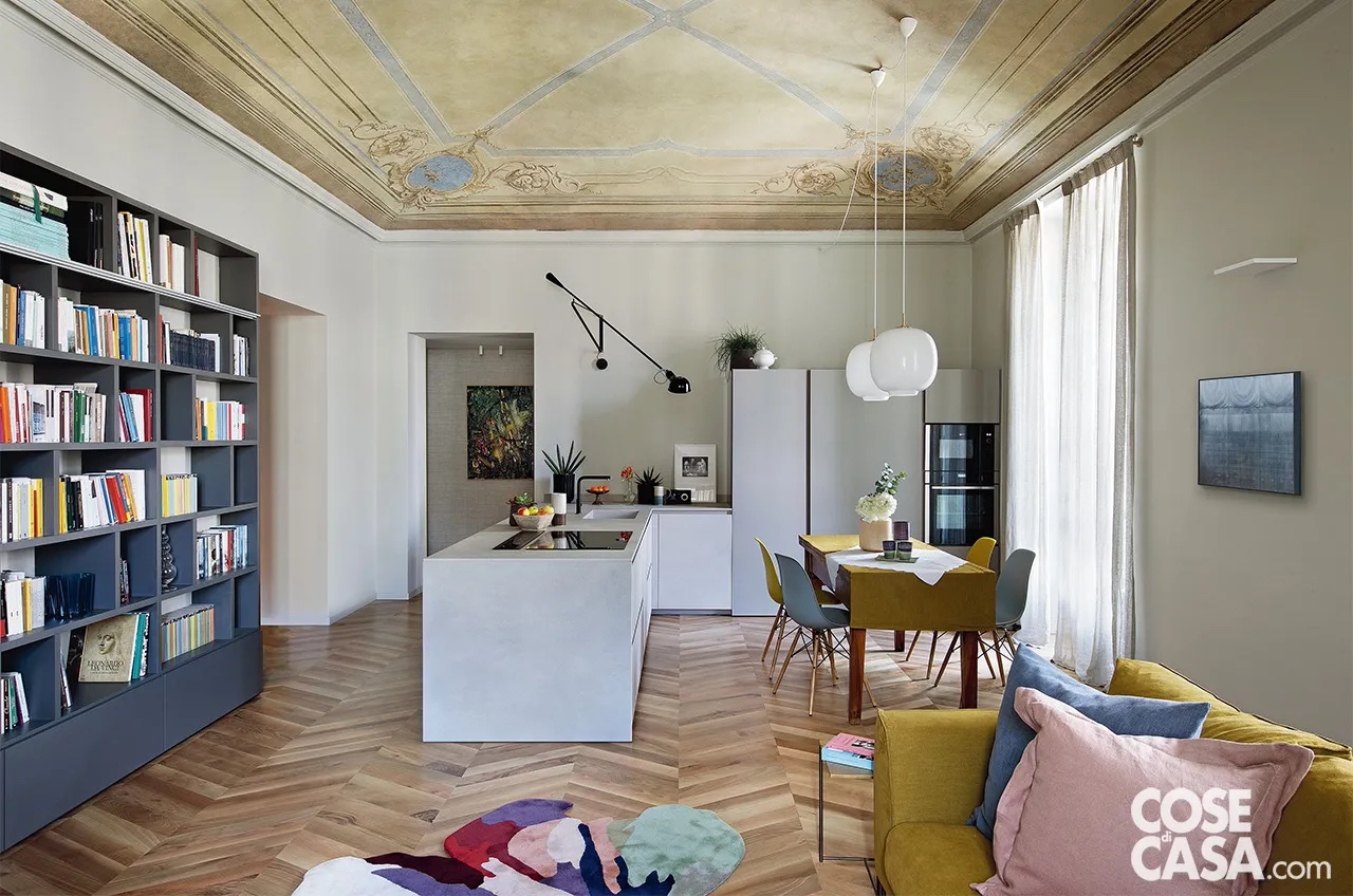 Il grigio è ripreso anche nella parte opposta dell'ambiente, con una cucina in laccato grigio chiaro, con colonne e penisola, anch'essa dalle linee contemporanee, che, anche grazie all'assenza di pensili, mimetizza al massimo le funzioni operative.
Progetto: Studio Hom Architetti, architetti Stefania De Paola, Roberta Massetti, Sabrina Saldo con Ottavia Giannone, Torino, Tel. 011/2871079 https://www.homarchitetti.com - Foto: Barbara Corsico