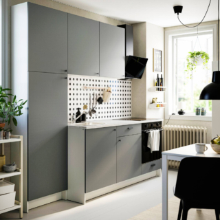 Piccola e funzionale la composizione a parete Knoxhult di Ikea Italia che ha i frontali rivestiti in melammina grigio scuro messi in risalto dal piano di lavoro in laminato effetto marmo bianco. Le superfici sono resistenti ai graffi e facili da pulire; inoltre è garantita 5 anni. Misura L 240 x P 61 x H 220 cm. Prezzo 333 euro. https://www.ikea.com