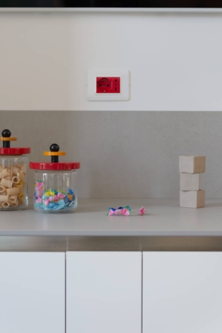 Dettaglio del piano e dell'alzata in agglomerato di quarzo grigio cemento Dettaglio del piano e dell'alzata in agglomerato di quarzo grigio cemento