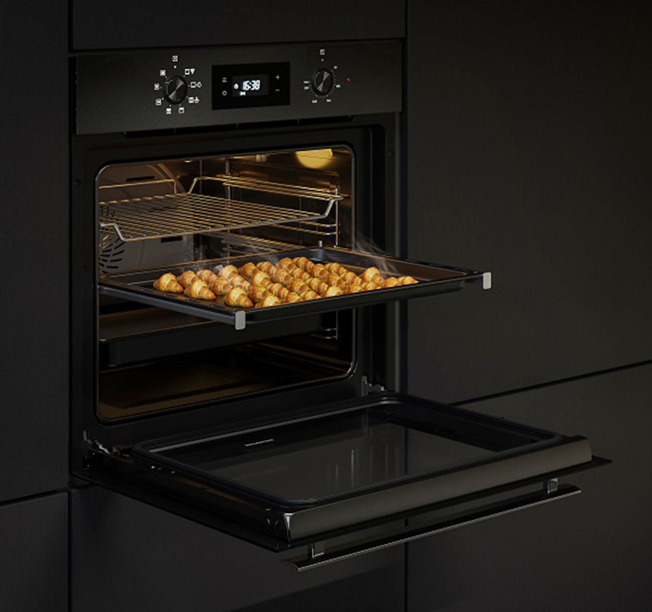 In classe A che garantisce consumi ridotti senza comprometterne la potenza e la versatilità, il forno multifunzione S4 - BO6504B02 di Silverline ha 8 funzioni, timer digitale ed è capiente 72 litri. La pulizia a vapore facilita l’eliminazione dello sporco dalle pareti e la temperatura regolabile fino a 285° consente di impostare la funzione per ottenere una pizza fragrante. È fornito con 2 griglie e 1 vassoio. Prezzo 540 euro. www.silverline.com/it