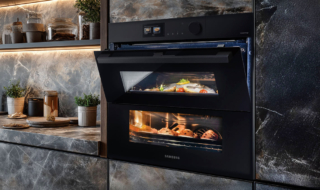 Dual Cook Flex Steam Serie 6 NV7B6799JBK di Samsung è un forno multifunzione combinato che consente di dividere l’apparecchio in due sezioni indipendenti per cuocere cibi diversi contemporaneamente, con temperature e funzioni separate. Ha cottura a vapore (100% e regolabile), tecnologia, AI Pro Cooking che utilizza una fotocamera interna e l’intelligenza artificiale per monitorare la cottura e ottimizzare le impostazioni da remoto tramite smartphone e connettività Wi-Fi. La pulizia pirolitica e a vapore agevolano la pulizia e manutenzione. Capiente 76 ed in classe A, è largo 60 cm. Prezzo: 2.399 euro. www.samsung.com