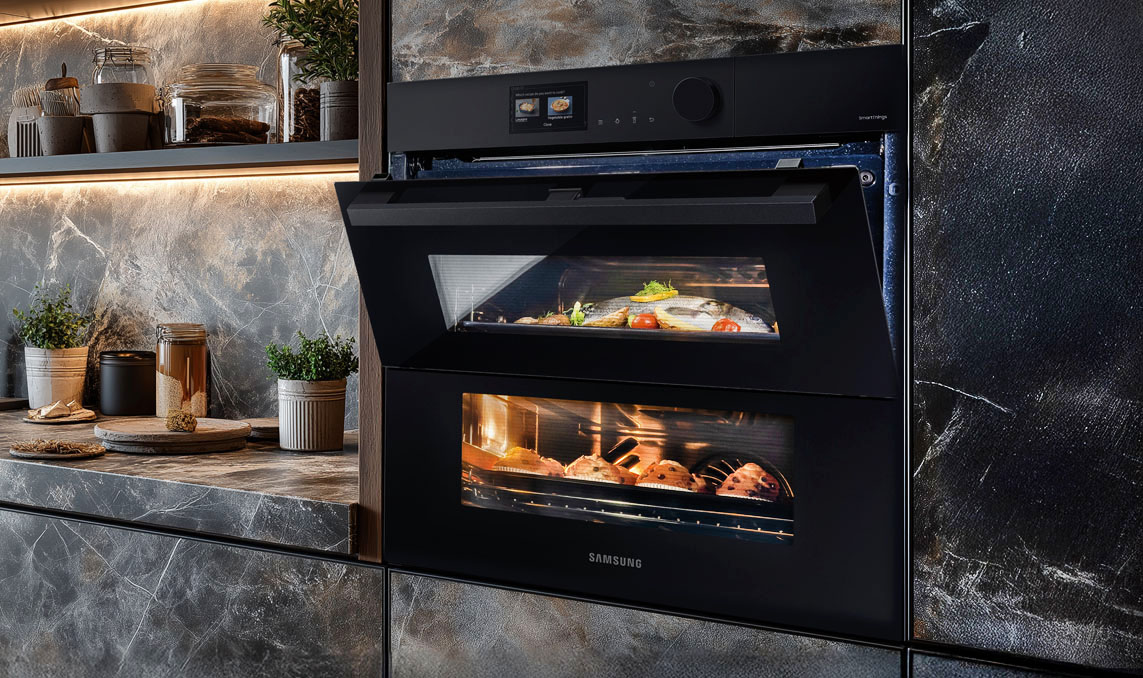 Dual Cook Flex Steam Serie 6 NV7B6799JBK di Samsung è un forno multifunzione combinato che consente di dividere l’apparecchio in due sezioni indipendenti per cuocere cibi diversi contemporaneamente, con temperature e funzioni separate. Ha cottura a vapore (100% e regolabile), tecnologia, AI Pro Cooking che utilizza una fotocamera interna e l’intelligenza artificiale per monitorare la cottura e ottimizzare le impostazioni da remoto tramite smartphone e connettività Wi-Fi. La pulizia pirolitica e a vapore agevolano la pulizia e manutenzione. Capiente 76 ed in classe A, è largo 60 cm. Prezzo: 2.399 euro. www.samsung.com