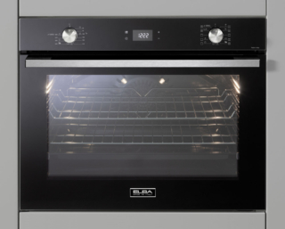 Per chi cerca grandi spazi di cottura senza rinunciare a precisione e raffinatezza, il forno EL 75 XLB 300 di Elba in uno spazio di 75 cm di larghezza offre una cavità di 90 litri. In classe A, ha 11 funzioni tra cui quella specifica per la pizza, per la lievitazione a 40 °C, o Air Fry cucinare cibi croccanti e leggeri. Inoltre, il sistema Booster permette di preriscaldare la cavità in tempi minimi per consentire minori consumi. Idroclean per facilitare la pulizia, ha programmatore touch. Prezzo 1.540 euro. www.elba-cookers.com