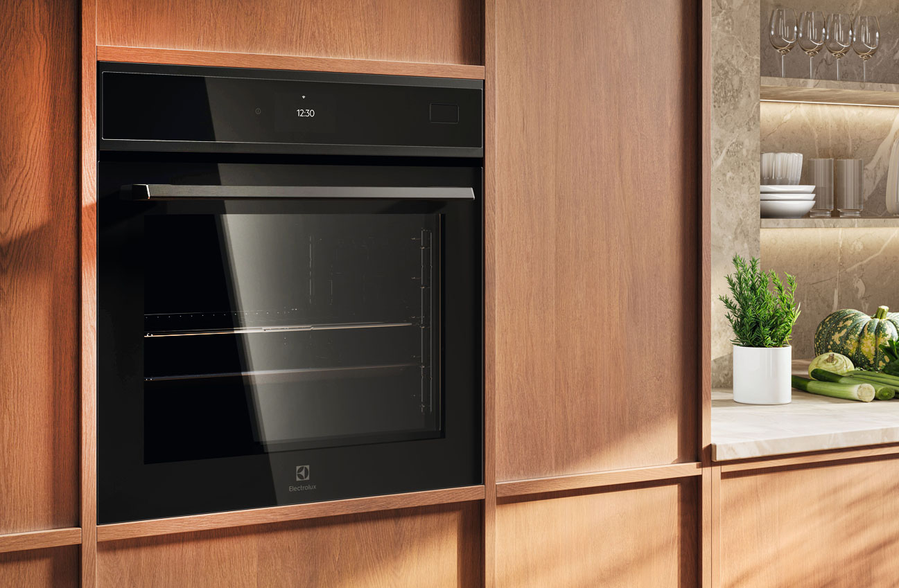 Nel forno a vapore MealAssist con SteamPro Serie 800 EOB9S3XH di Electrolux, grazie alla tecnologia Steam Boost, è possibile utilizzare il vapore fino al 100% oppure combinarlo con l’aria calda scegliendo tra tre livelli di intensità (100%, 75%, 25%). Ha 26 funzioni di cottura, display CookSmart con AITasteAssist e connessione Wi-Fi per cucinare e imparare nuove ricette in modo semplice: il forno ottimizza la cottura per risultati perfetti con meno dispendio di energia, mentre l'app permette di salvare e inviare le proprie ricette preferite direttamente all’apparecchio. In classe energetica A++, è dotato di termosonda. Prezzo 1.499,99 euro. www.electrolux.it