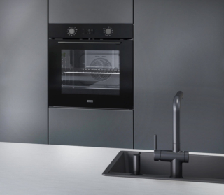 Unisce innovazione, prestazioni ed estetica raffinata il forno Maris di Franke con funzioni Air Fry che ricrea la frittura tradizionale utilizzando solo aria calda, ed E&Q-Steam che combina in modo efficiente vapore e calore per mantenere i cibi teneri e succosi, preservando nutrienti e colori. Complessivamente, offre 13 programmi, tra cui Auto Bread, che gestisce automaticamente tempi e temperature per pane e pizza, garantendo una lievitazione ideale, una crosta dorata e un interno soffice, e Auto Dessert, che automatizza le preparazioni dolciarie dall’inizio alla fine per risultati sempre uniformi. Con una capacità di 71 litri, è in classe energetica A+. Prezzo da rivenditore. www.franke.com