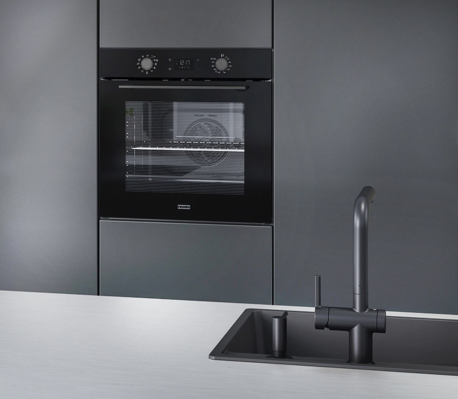 Unisce innovazione, prestazioni ed estetica raffinata il forno Maris di Franke con funzioni Air Fry che ricrea la frittura tradizionale utilizzando solo aria calda, ed E&Q-Steam che combina in modo efficiente vapore e calore per mantenere i cibi teneri e succosi, preservando nutrienti e colori. Complessivamente, offre 13 programmi, tra cui Auto Bread, che gestisce automaticamente tempi e temperature per pane e pizza, garantendo una lievitazione ideale, una crosta dorata e un interno soffice, e Auto Dessert, che automatizza le preparazioni dolciarie dall’inizio alla fine per risultati sempre uniformi. Con una capacità di 71 litri, è in classe energetica A+. Prezzo da rivenditore. www.franke.com