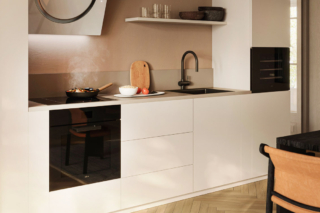 Elegante, in vetro total black, il forno multifunzione da 60x60 cm Virtus Multi Pyro TFT di Elica ha capacità di 65 litri, temperature fino a 320°C e 16 programmi automatici. Include sonda per verifica la cottura interna dei cibi, permette il pieno controllo dell’umidità (per cotture più secche o più succose), è provvisto di guide scorrevoli per maneggiare in modo pratico teglie e tegami, ed ha porte ammortizzate. In classe di efficienza A+, è pirolitico. Prezzo da rivenditore. www.elica.com