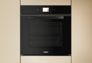 Autopulente, il forno WOI118HT2SBA di Whirlpool funziona con tecnologia 6° Senso che regola automaticamente temperatura e tempi di cottura basandosi su un'ampia varietà di ricette pre-programmate. La funzione Ready2Cook utilizza un sistema a convezione per raggiungere rapidamente la temperatura corretta ed eliminare completamente la fase di preriscaldamento e quella Cook4 permette di cucinare fino a 4 piatti diversi contemporaneamente senza il rischio di
mescolare gli aromi. Capiente 73 litri, è in classe A+. Prezzo da rivenditore. www.whirlpool.it