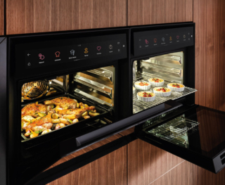 Il forno a vapore X BO di Bora si distingue per il riscaldamento ultrarapido e la cottura uniforme. È possibile scegliere tra funzioni di cottura manuali o automatiche, oltre a numerosi programmi speciali. Inoltre, il termometro con sonda a quattro punti può essere utilizzato per determinare in modo affidabile la temperatura di cottura ottimale. Con vano interno interamente in acciaio inossidabile, permette l’apertura soltanto dopo che il vapore è stato aspirato automaticamente, proteggendo gli alimenti cucinati e risparmiando energia. Facile da usare, si comanda tramite un display tattile orientabile da 19” grazie a un sistema di sensori a risposta rapida ed è predisposto per la connessione W-LAN. Prezzo da rivenditore. www.bora.com