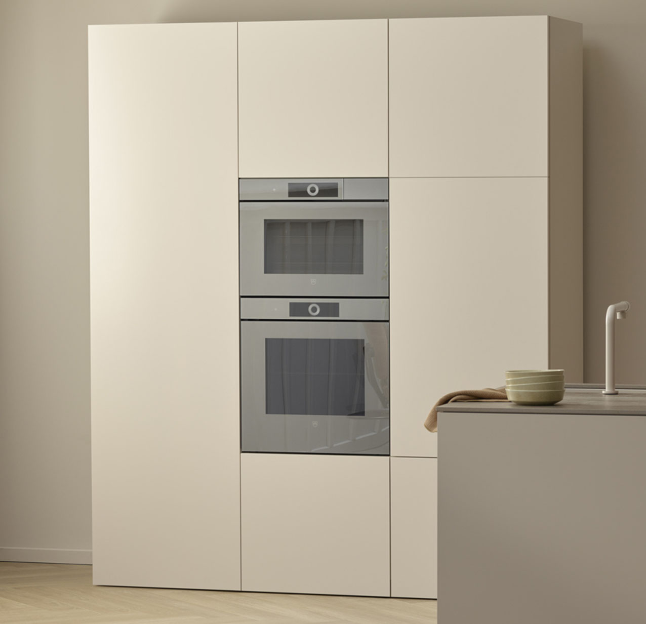 Combair V2000 di V-Zug è un forno a vapore combinato con un vano cottura da 69 litri, un display touch intuitivo e funzionalità avanzate come la cottura a vapore di precisione, la modalità Wellness e la cottura professionale. In classe A, ha programmi automatici di pulizia, sensori che regolano automaticamente temperatura e umidità e si può connettere per il controllo da remoto. La finitura elegante è color platino. Prezzo 2.671 euro. www.vzug.com