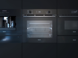 Il forno da incasso EL 11 XLFB 300 RF della collezione Black Line di Elba offre 11 funzioni evolute, tra cui Master Pizza a 300 °C per pizze croccanti e fragranti, Air Fry per fritti leggeri e gustosi senza olio e Easy Steam per mantenere intatti sapori e proprietà degli alimenti. Ha design total black con vetro fumé, manopole nere e porta soft close. In
classe di efficienza energetica A, ha una cavità da 74 litri. Misura L 59,5 x P 59,5 x H 60 cm. Prezzo 925 euro. www.elba-cookers.com