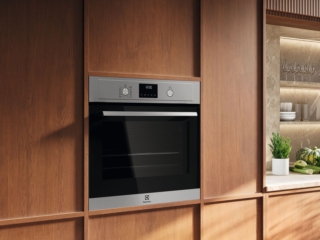 Il forno da incasso EOD4P46TX Multifunzione Surround con SteamBake Serie 500 di Electrolux ha 9 funzioni di cottura, tra cui il programma Pizza e SteamBake, che utilizza il vapore per ottenere pietanze dorate e croccanti all’esterno, ma morbide e umide all’interno. La tecnologia SurroundCook, abbinata alla cottura multilivello con terzo elemento riscaldante, garantisce una distribuzione uniforme del calore e risultati omogenei su più teglie contemporaneamente. La temperatura arriva a 300 °C. È dotato di 3 cicli di pulizia pirolitica che trasformano i residui in cenere facilmente rimovibile. È dotato di 45 ricette assistite preimpostate. L’estetica Intuit è in inox antimpronta con pannello in metallo. Misura L 59 × P 56 × H 55 cm. Prezzo 649,99 euro. www.electrolux.it