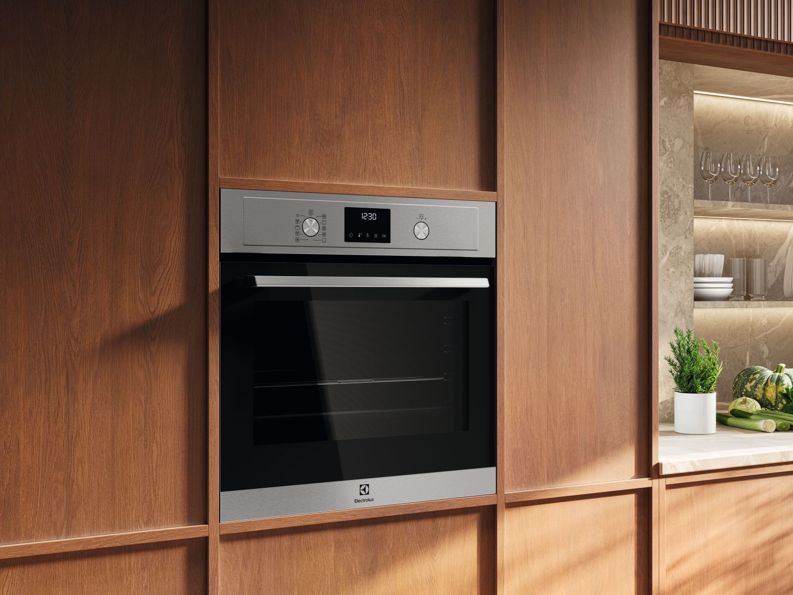 Il forno da incasso EOD4P46TX Multifunzione Surround con SteamBake Serie 500 di Electrolux ha 9 funzioni di cottura, tra cui il programma Pizza e SteamBake, che utilizza il vapore per ottenere pietanze dorate e croccanti all’esterno, ma morbide e umide all’interno. La tecnologia SurroundCook, abbinata alla cottura multilivello con terzo elemento riscaldante, garantisce una distribuzione uniforme del calore e risultati omogenei su più teglie contemporaneamente. La temperatura arriva a 300 °C. È dotato di 3 cicli di pulizia pirolitica che trasformano i residui in cenere facilmente rimovibile. È dotato di 45 ricette assistite preimpostate. L’estetica Intuit è in inox antimpronta con pannello in metallo. Misura L 59 × P 56 × H 55 cm. Prezzo 649,99 euro. www.electrolux.it