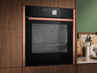 Il forno da incasso a vapore multifunzione B69FY5CY0 N90 di Neff con Flex Design è dotato di Intensive Steam per cucinare a vapore fino 120 °C. Tra le 24 funzioni e combinazioni di cottura ha anche quella per Pizza. In classe di efficienza energetica A+, è dotato del programma di pulizia EcoClean. Ha un volume utile del vano di 71 litri e capacità di serbatoio dell’acqua di 1 litro. Misura L 59,6 x P 54,8 x H 59,5 cm. Prezzo da rivenditore. www.neff-home.com/it