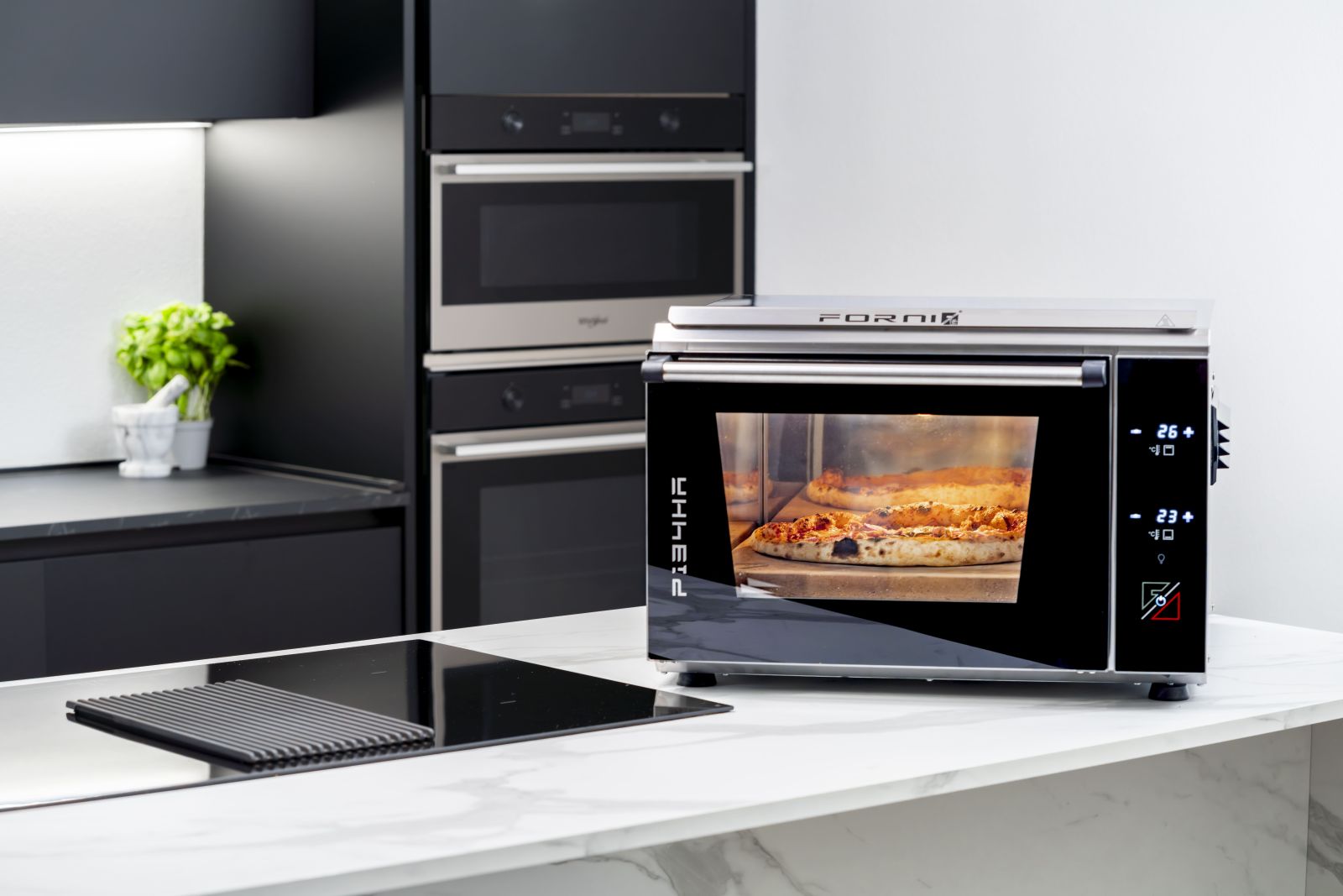 Il forno elettrico P134HA della linea Easy Pizza PRO di Effeuno ha due resistenze, una superiore e una inferiore e la pietra Effeuno per cuocere diversi tipi di pizza, incluse le pizze napoletane, oltre a pinsa, pane e altri prodotti da forno. Ha comando digitale, per una gestione più precisa e immediata delle impostazioni. Raggiunge 509 °C ed è adatto anche a cotture ad alta temperatura oltre 450 °C, permettendo la cottura della pizza napoletana in circa 90 secondi. Cuoce pizze fino a 34 cm di diametro. Misura L 53 x P 37,5 x H 60 cm. Prezzo 899 euro. www.effeuno.biz