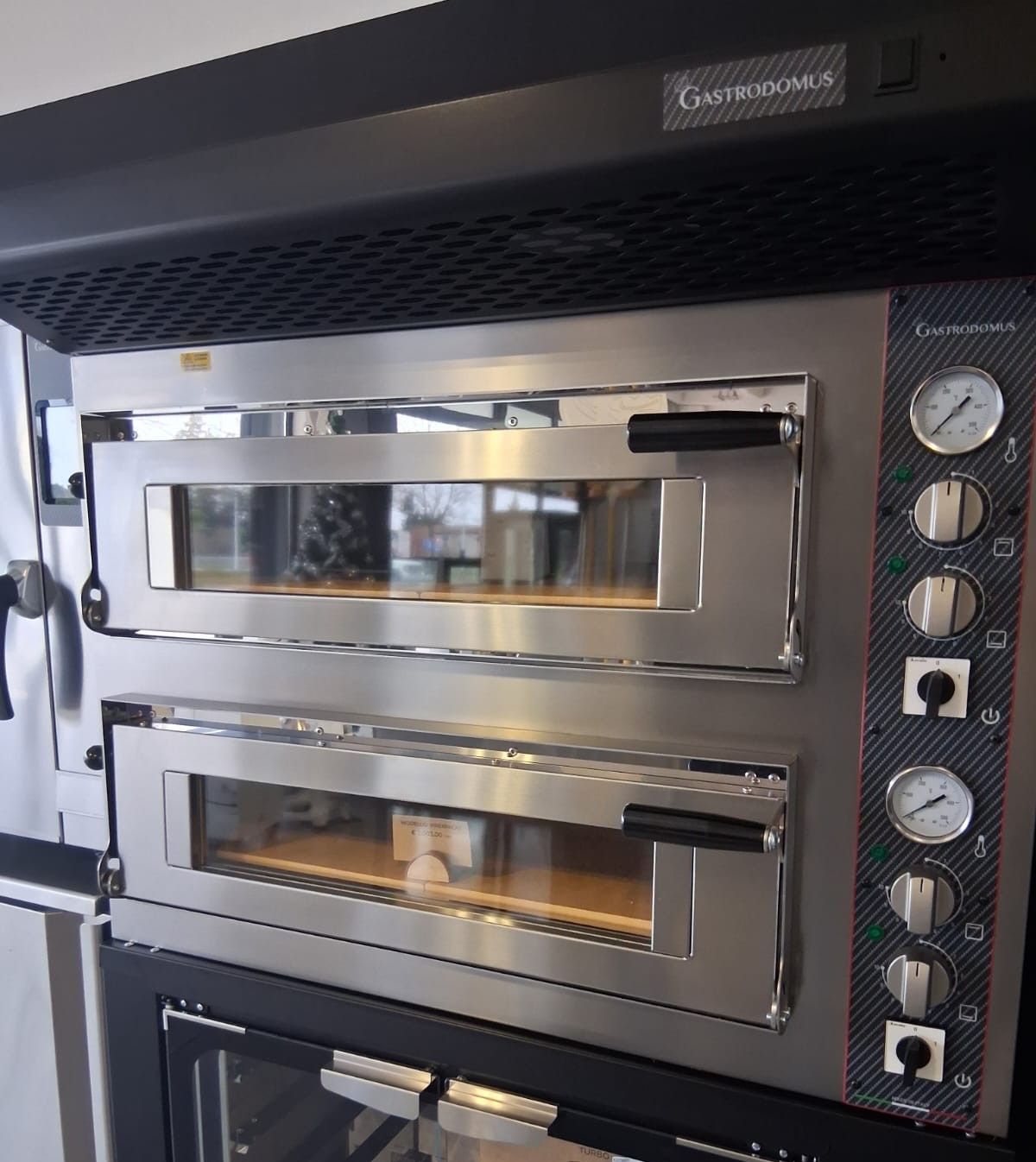 Il forno elettrico meccanico della linea VIREX 35 di Gastrodomus può essere utilizzato per cuocere 8 pizze del diametro di 35 cm. Ha struttura esterna in acciaio inox e lamiera con fianchi alluminati. È costituito da 2 camere e da un pannello di controllo meccanico esterno e dotato di piano di cottura in mattoni refrattari (spessore 14 mm) che permette al forno di mantenere il calore e raggiungere temperature più elevate anche dopo essere stato aperto. Ha isolamento in lana di vetro per ridurre al minimo il consumo di energia e la dispersione del calore, illuminazione interna e di porta con vetro extra-large per poter controllare in ogni momento il processo di cottura della pizza. È completo di cella di lievitazione nera e di cappa aspirante nera dotata di motore e regolatore. Misura L 99 x P 96,5 x H 170 cm. Prezzo, Iva esclusa, 2.003 euro. www.gastrodomus.it