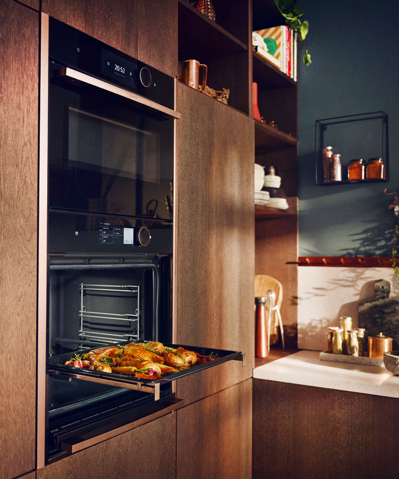 Il forno da incasso a vapore N90 B69FY5CX0 di Neff ha sistema Flex Design con elementi intercambiabili per essere abbinato al resto dell’arredo. Con collegamento diretto all'acqua per il vapore, permette di cuocere con impulsi di vapore il pane, rigenerare piatti congelati o riscaldarli ed infine cuocere anche in modo tradizionale. È dotato di 23 programmi di cottura e ha display TFT Full Touch da 17 cm che offre un'interfaccia intuitiva e facile da usare ma consente anche la connettività. Da 60 cm, è in classe A. Prezzo da rivenditore. www.neff-home.com/it