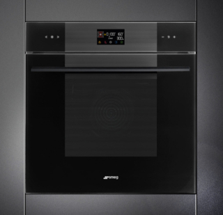 Ha 11 programmi di cottura tradizionale, funzione microonde e anche a vapore il forno Galileo SO6102M2B3 di Smeg. Può anche friggere e ricreare croccanti piatti con il tipico gusto della cottura alla griglia utilizzando la piastra double side da comprare opzionale. La porta è dotata di sistema Soft Close che ne controlla la chiusura e l'apertura, con un movimento dolce e silenzioso, senza necessità di accompagnarla. È capiente 68 litri. Prezzo 2.099 euro. www.smeg.com