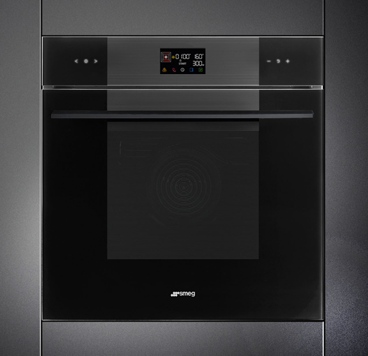 Ha 11 programmi di cottura tradizionale, funzione microonde e anche a vapore il forno Galileo SO6102M2B3 di Smeg. Può anche friggere e ricreare croccanti piatti con il tipico gusto della cottura alla griglia utilizzando la piastra double side da comprare opzionale. La porta è dotata di sistema Soft Close che ne controlla la chiusura e l'apertura, con un movimento dolce e silenzioso, senza necessità di accompagnarla. È capiente 68 litri. Prezzo 2.099 euro. www.smeg.com