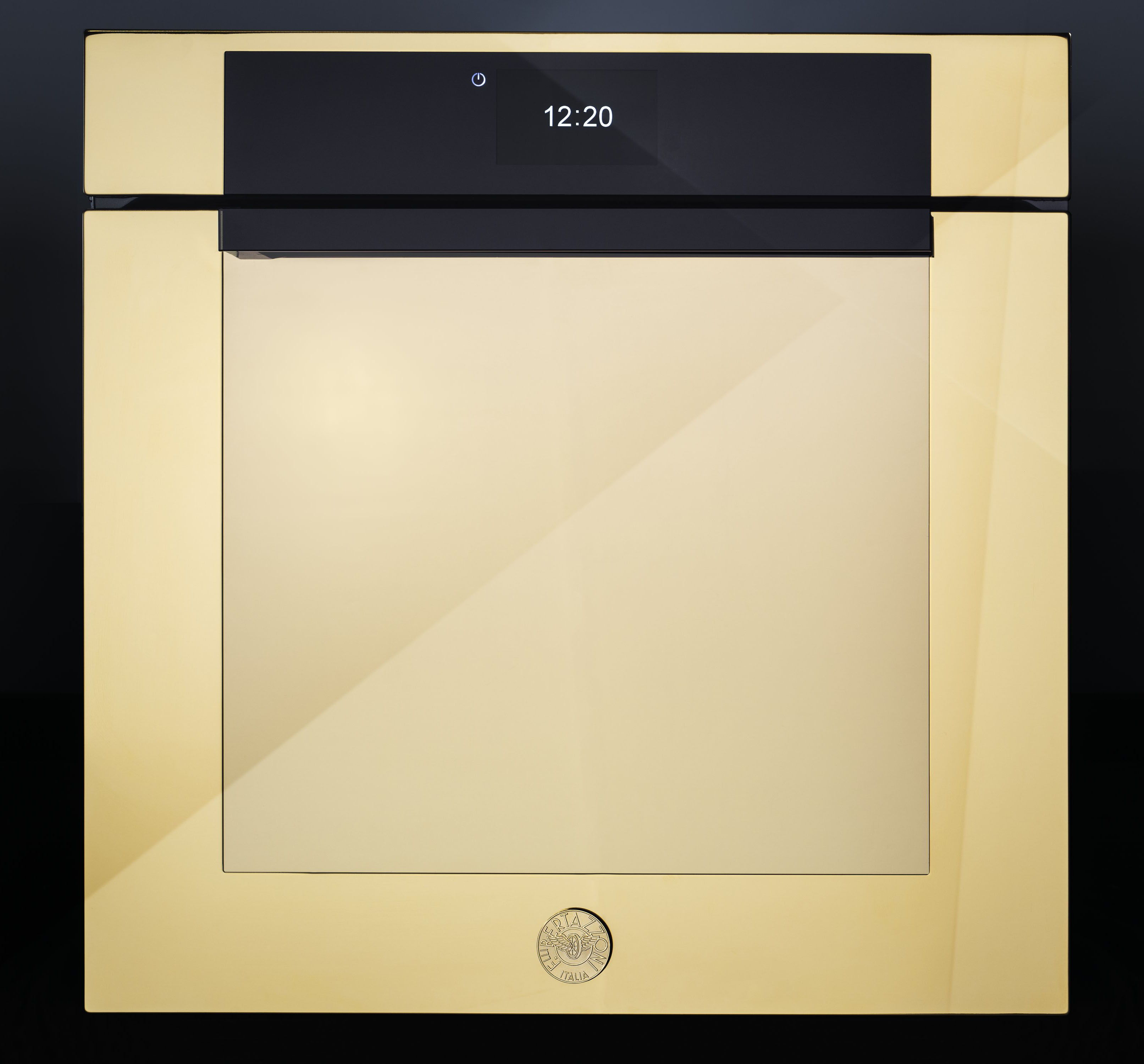 La finitura a specchio color oro caratterizza il forno da incasso da 60 cm della Serie Modern FMOD6117CTG3 di Bertazzoni dotato di funzione Total Steam per la cottura a vapore. Pirolitico autopulente, ha cavità di 76 litri ed è programmabile su 11 funzioni tramite display TFT con comandi full touch. Il display consente inoltre la gestione della sonda cibo e dell'Assistente Bertazzoni che attraverso l’interfaccia intelligente gestisce automaticamente una sequenza precisa di funzioni di cottura, temperatura e tempi. Dispone anche della modalità Air-Frying, che garantisce una cucina più salutare grazie a un uso ridotto di olio. Prezzo 4.019 euro. www.bertazzoni.com