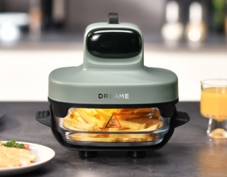 I piccoli elettrodomestici come la friggitrice ad aria appartengono al RAEE Gruppo 4: per lo smaltimento può portare gratuitamente all'isola ecologica comunale, consegnarla ad un negozio di elettronica o verificare se il proprio Comune offre il servizio di ritiro a domicilio. Il modello Tasti™ Glass Air Fryer di Dreame è 5-in-1 perchè combina le funzioni di una friggitrice ad aria e di un contenitore portatile per il pranzo. In vetro borosilicato può anche cuocere a vapore avanzata. Prezzo 149 euro. www.dreametech.com