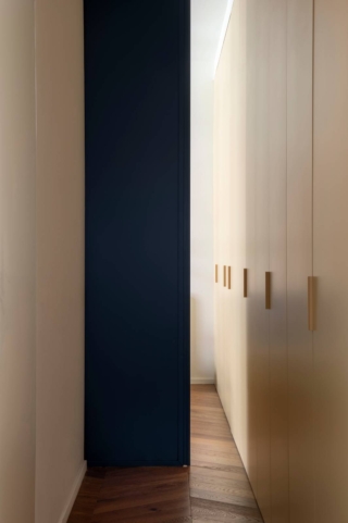 Grande armadio a tinta neutra; progetto KickOffice e Mo1950. Foto Jessica Soffiati Grande armadio a tinta neutra; progetto KickOffice e Mo1950. Foto Jessica Soffiati