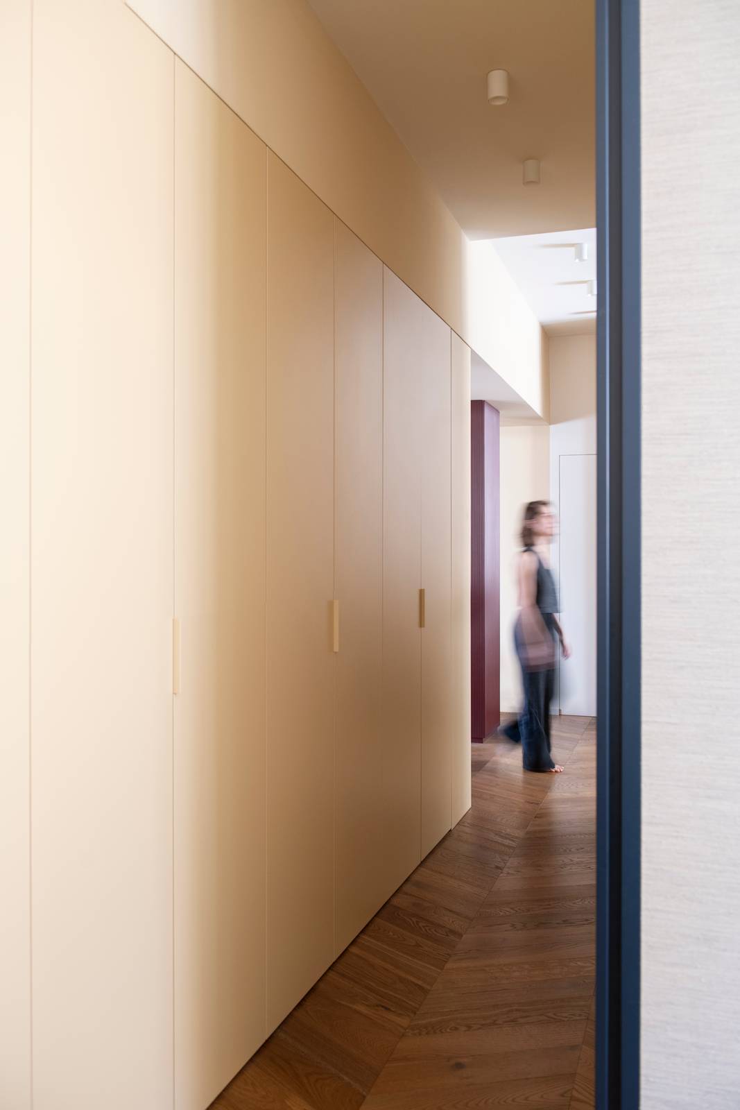 Grande armadio a tinta neutra; progetto KickOffice e Mo1950. Foto Jessica Soffiati Grande armadio a tinta neutra; progetto KickOffice e Mo1950. Foto Jessica Soffiati