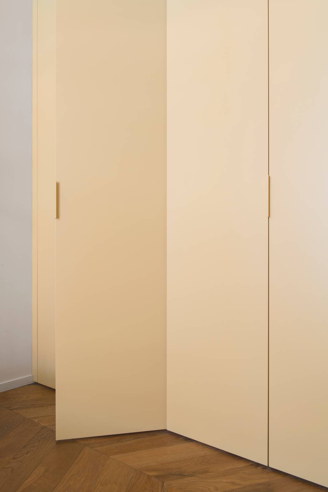 Grande armadio della camera a tinta neutra; progetto KickOffice e Mo1950. Foto Jessica Soffiati Grande armadio della camera a tinta neutra; progetto KickOffice e Mo1950. Foto Jessica Soffiati