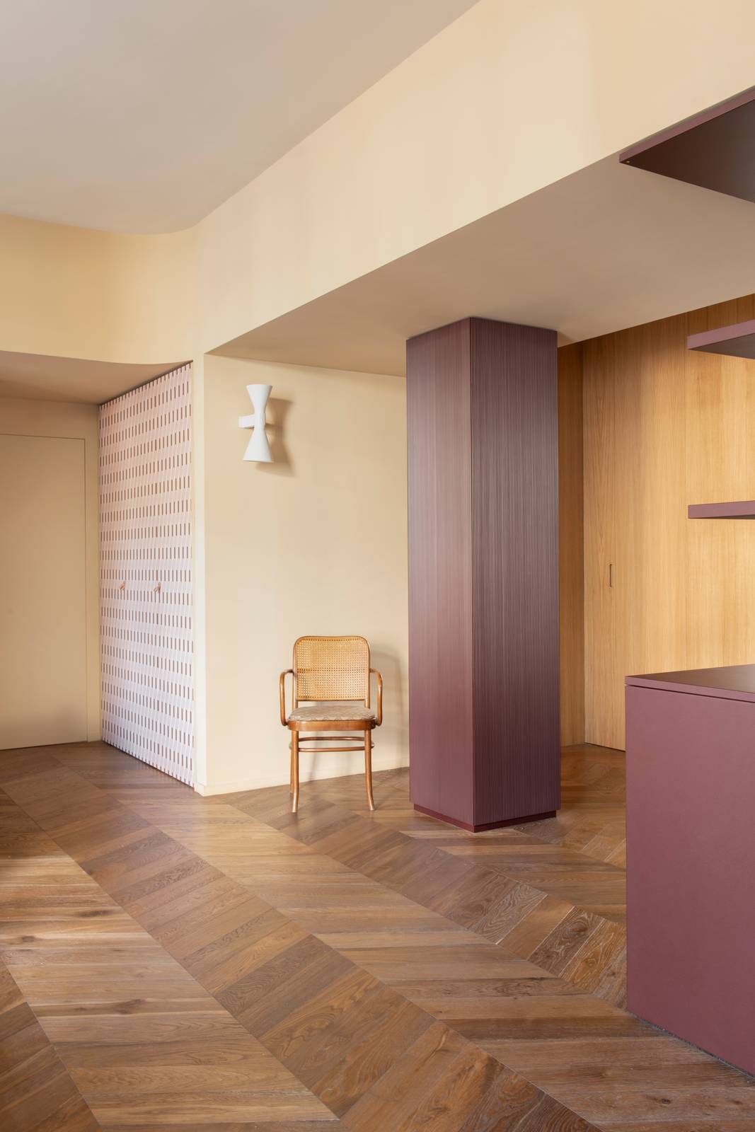 Ingresso con armadio rivestito in carta da parati, progetto KickOffice e Mo1950. Foto Jessica Soffiati Ingresso con armadio rivestito in carta da parati, progetto KickOffice e Mo1950. Foto Jessica Soffiati