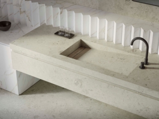 Hanno effetto pietra le lastre per top lavabo Jura della collezione The Top di Marazzi in gres porcellanato colorato in massa che si ispirano all’omonima pietra calcarea di origine germanica estratta nella catena montuosa del Giura. È una pietra di origine marina, caratterizzata da una grafica uniforme, ricca di conchiglie e residui fossili. Nel formato 160 x 320 cm. Prezzo su richiesta. www.marazzi.it