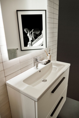 Il lavabo top in ceramica i.life S di Ideal Standard è dotato di foro centrale aperto per la rubinetteria e foro del troppopieno. È abbinabile a una selezione di mobili i.life S, Finesse e Conca. Misura L 81 x P 38 cm. Prezzo, Iva esclusa e nella finitura bianco, 459,50 euro. www.idealstandard.it