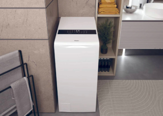 Capiente 9 kg, la lavatrice Serie 9 HW90-BPD13386U1 di Haier ha sistema Smart Dosing che analizza il peso del bucato per erogare con precisione le quantità ideali di detersivo e ammorbidente. Inoltre, il trattamento antibatterico ABT® stabilisce lo standard per la salvaguardia delle aree più sensibili della macchina, proteggendola da muffe e batteri che elimina fino al 99,99%. In classe A, ha anche ciclo di lavaggio Smat AI. Misura L 40 x P 63,5 x H 93 cm. Prezzo: 999 euro. www.haier-europe.com
