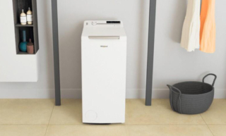 Con centrifuga a 1.200 giri al minuto, rapida ed efficiente, la lavatrice TDLR 65241BS IT di Whirlpool in vendita da Leroy Merlin ha tecnologia 6° Senso che adatta dinamicamente le impostazioni in base alle caratteristiche di ciascun carico, garantendo una cura ideale per tutti i tessuti. Capiente 6,5 kg, è in classe di efficienza C ed ha centrifuga che emette 78 decibel. Il programma Colours 15 si prende cura dei colori, utilizzando una temperatura di lavaggio di 15°C, ma con risultati paragonabili ad un lavaggio a 40°C. Misura L 40 x P 60 x H 90 cm. Prezzo: 450 euro. www.leroymerlin.it