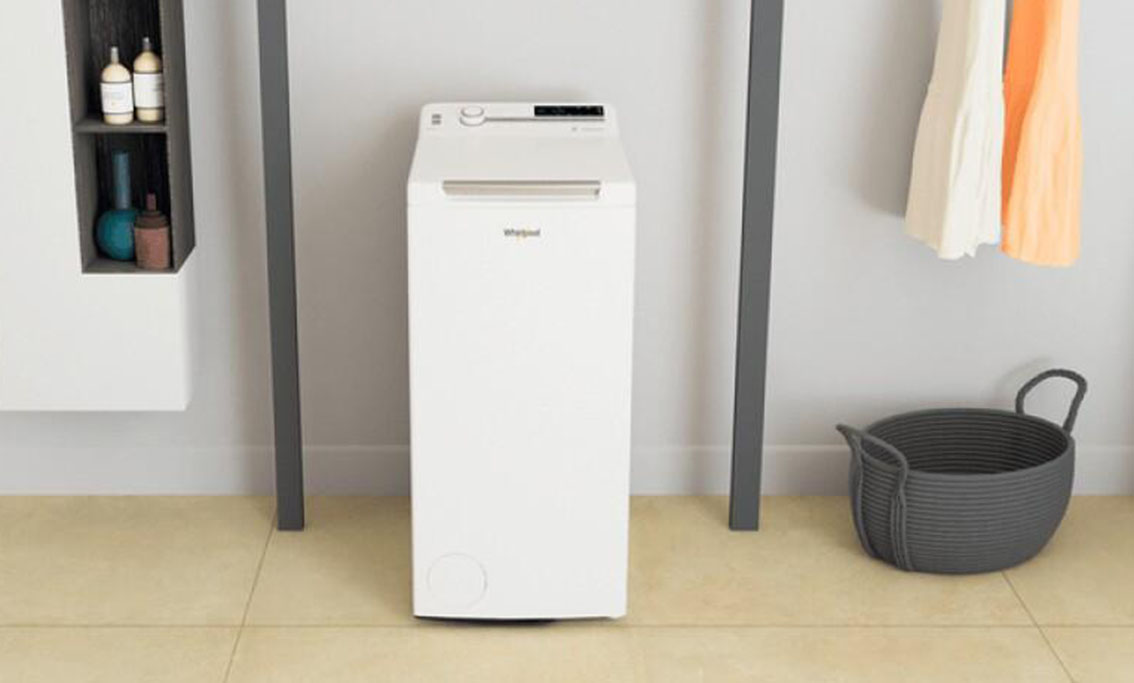 Con centrifuga a 1.200 giri al minuto, rapida ed efficiente, la lavatrice TDLR 65241BS IT di Whirlpool in vendita da Leroy Merlin ha tecnologia 6° Senso che adatta dinamicamente le impostazioni in base alle caratteristiche di ciascun carico, garantendo una cura ideale per tutti i tessuti. Capiente 6,5 kg, è in classe di efficienza C ed ha centrifuga che emette 78 decibel. Il programma Colours 15 si prende cura dei colori, utilizzando una temperatura di lavaggio di 15°C, ma con risultati paragonabili ad un lavaggio a 40°C. Misura L 40 x P 60 x H 90 cm. Prezzo: 450 euro. www.leroymerlin.it
