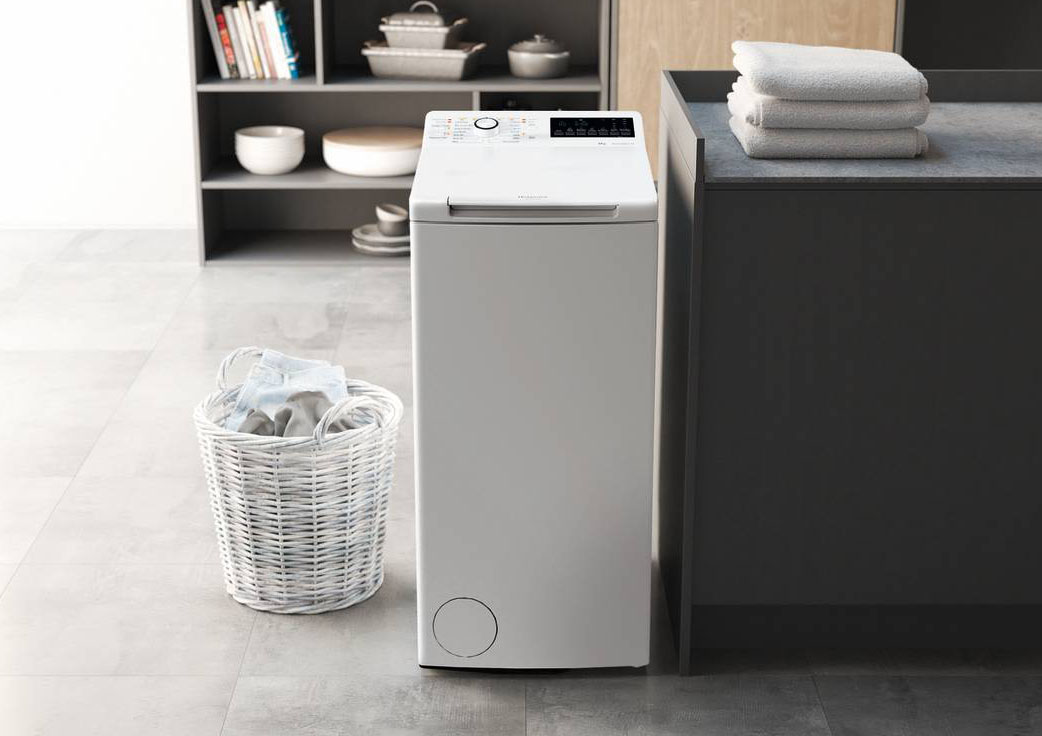 Il programma Anti Macchia nella lavatrice WMTG 626BS IT di Hotpoint Ariston è pensato per rimuovere 24 macchie comuni, dal caffè al ketchup, dall’erba al trucco, in modo efficace. Capiente 6 kg, ha centrifuga regolabile fino a 1.200 giri/min e consumo energetico per 100 cicli di lavaggio del programma Eco di 42 kWh. È in classe A. Misura L 40 x P 60 x H 90 cm. Prezzo 499 euro. www.hotpoint.it