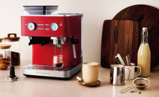 La macchina da caffè espresso semiautomatica 5KES6551 di KitchenAid ha pompa da 15 bar e macinacaffè integrato
con 15 livelli di macinatura e 7 regolazioni di precisione.
Il dosaggio intelligente consente di preparare una o due tazzine. Con serbatoio da 2,5 litri può offrire fino a 33 espressi senza
rabboccare. Misura L 33,5 x P 28,11 x H 39,5 e costa 799 euro. www.kitchenaid.it