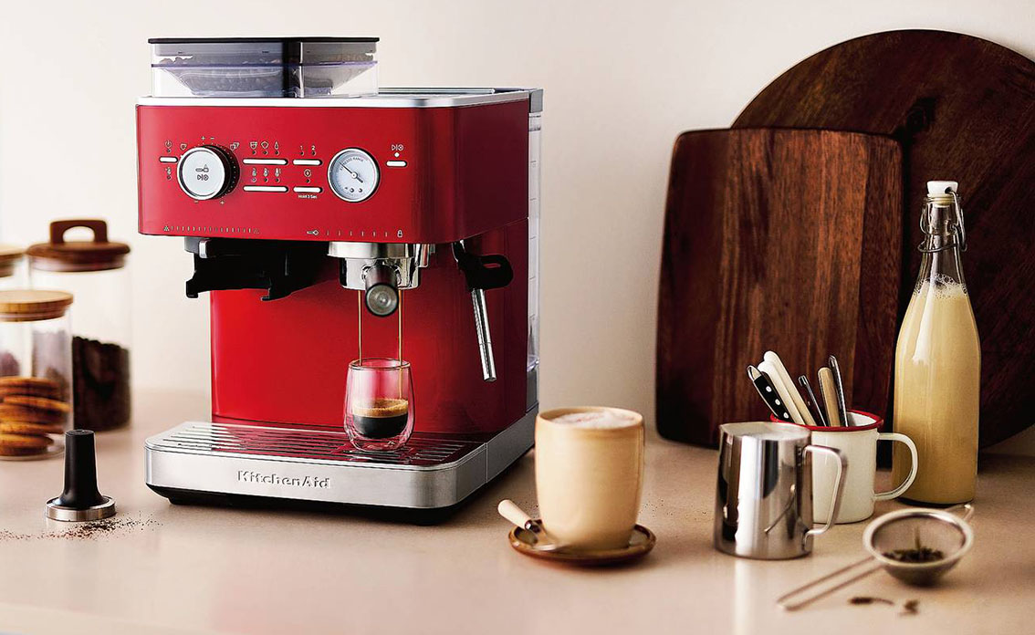 La macchina da caffè espresso semiautomatica 5KES6551 di KitchenAid ha pompa da 15 bar e macinacaffè integrato
con 15 livelli di macinatura e 7 regolazioni di precisione.
Il dosaggio intelligente consente di preparare una o due tazzine. Con serbatoio da 2,5 litri può offrire fino a 33 espressi senza
rabboccare. Misura L 33,5 x P 28,11 x H 39,5 e costa 799 euro. www.kitchenaid.it
