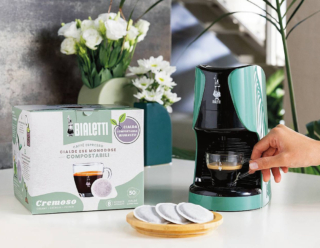 La macchina espresso a cialde E.S.E. 100% compostabili
Dama di Bialetti funziona con sistema Thermoblock e ha spegnimento automatico. Prepara un caffè denso e cremoso come al bar,
e offre la massima efficienza energetica. È disponibile in rosso,
verde e grigio. Misura L 13,5 x P 27 x H 24,5 cm e costa 99 euro. www.bialetti.com