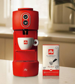 Illy Easy di Illy
è un apparecchio
per il caffè espresso
all'italiana che funziona con cialde E.S.E. A basso consumo, dal design compatto, nelle variante in rosso o in nero, dispone
di Tecnologia Purge, per garantire una pulizia profonda
a ogni utilizzo, preservando intatta la freschezza e la qualità della bevanda. Misura 11 x 32 x 26 cm e costa 135 euro. www.illy.com