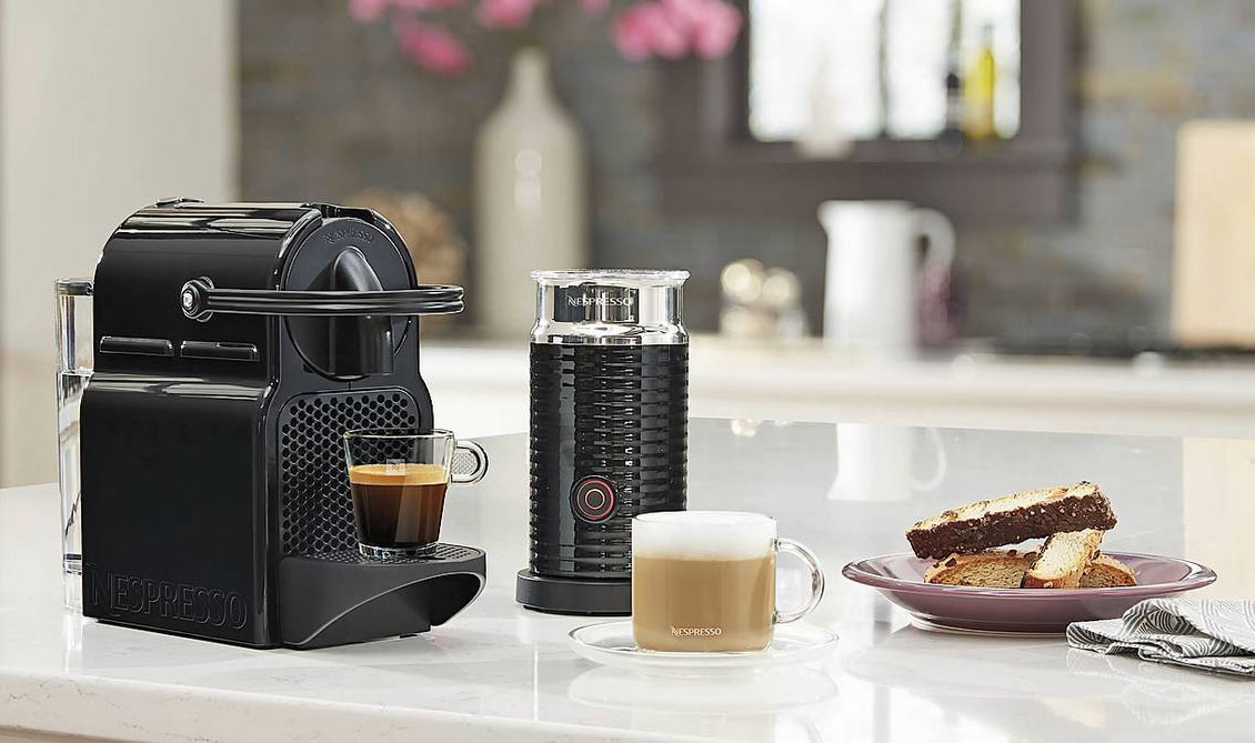 Si riscalda in soli 25" la macchina per il caffè espresso Inissia
di Nespresso che permette di preparare fino a 9 tazze con il pieno del serbatoio
da 0,7 litri rimovibile.
Ha pulsanti programmabili Espresso e Lungo.
Il contenitore per le capsule usate ne contiene fino a 11. Compatta, disponibile
anche in rosso, misura L 12 x P 32,1 x H 23 cm e costa 99 euro. www.nespresso.com