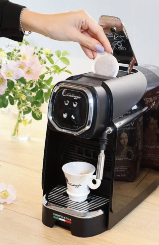 Funziona con cialde
E.S.E. in carta filtro 100% compostabili la macchina da caffè espresso Medi
di Imetec che dispone
di tre programmi: corto con preinfusione, medio
e lungo, con temperatura e quantità regolabili.
L'apparecchio ha l'erogatore dell’acqua calda separato per caffè americano, tè, tisane e bevande calde. Ha un consumo di 1.300 W. Misura L 16 x P 37 x H 29 cm e costa 199 euro. www.imetec.com