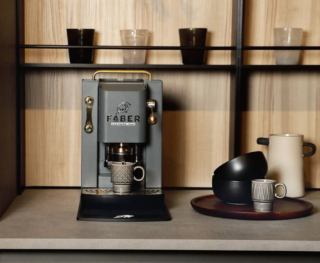 La macchina da caffè con cialde Pro Deluxe di Faber ha corpo in acciaio inox verniciato matt e pressacialda regolabile in ottone. Disponibile in svariati colori, ha serbatoio da 1,3 litri e funziona con una pressione della pompa di 15 bar.
Misura L 32 x P 21 x H 35 cm. Prezzo da rivenditore. www.fabercoffeemachines.com