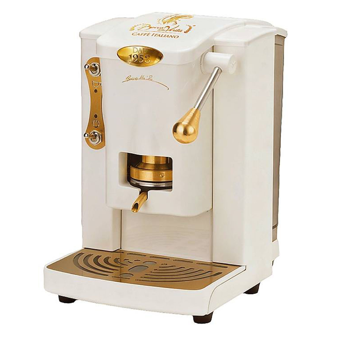 La macchina da caffè
Thomas di Caffè Bocca della Verità ha serbatoio in vetro da 1,5 litri e pressione
da 15 bar per un espresso dalla crema densa. È dotata
di doppio sistema termico per una temperatura stabile
(95 °C/145 °C) e un’estrazione uniforme. Ha piastra di pressione regolabile in ottone, per adattarsi alle cialde E.S.E. 44 mm, completamente prive
di plastica. Misura L 18 x P 35 x H 36 cm e costa 238 euro. www.caffeboccadellaverita.com