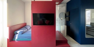 Un mini appartamento in resina con zone funzionali definite dal colore