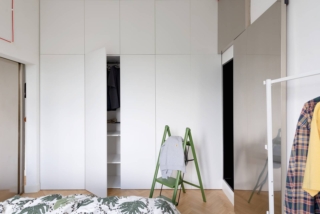 Parete attrezzata con armadio a tutta altezza, ante a filo laccate bianche Parete attrezzata con armadio a tutta altezza, ante a filo laccate bianche