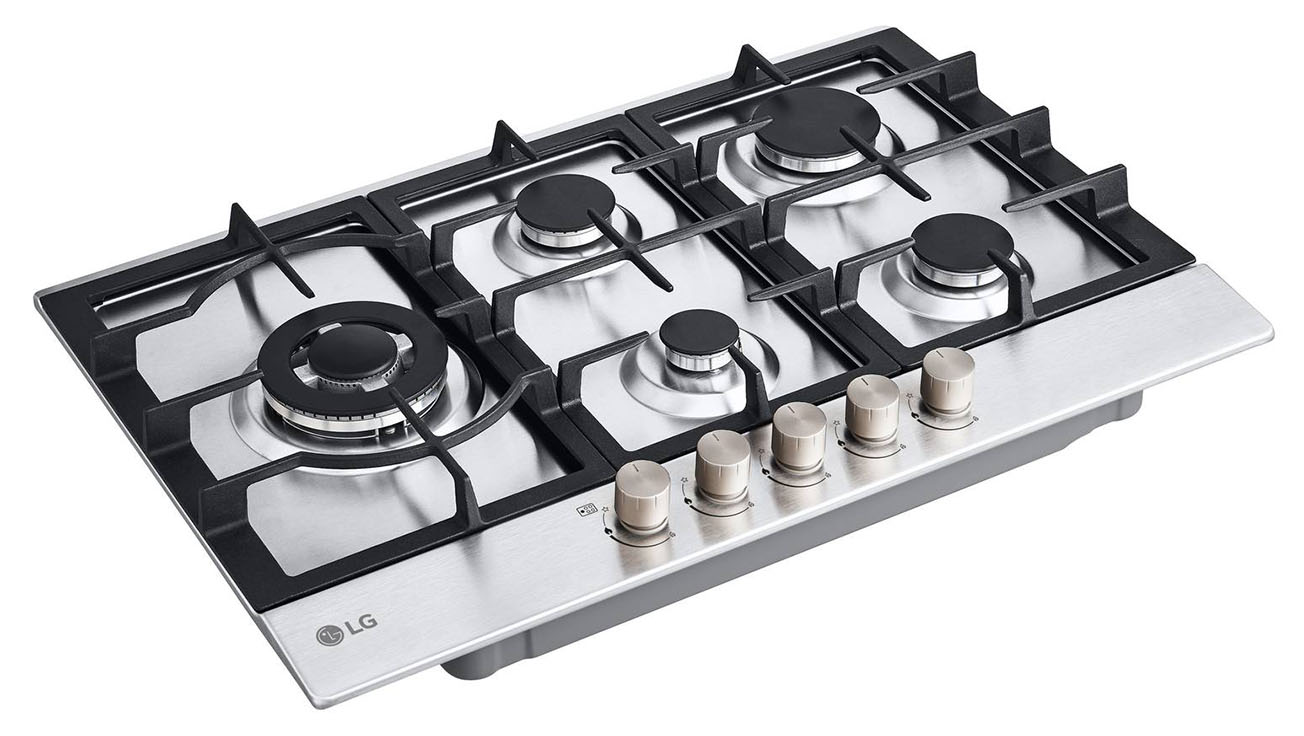 Da 75 cm, il piano in acciaio inox CBGZ3016S di Lg ha 5 bruciatori di cui uno a tripla corona da 4 kW, griglie in ghisa antiribaltamento lavabili e sistema di accensione a pressione. Le manopole in alluminio dorato hanno un sistema di erogazione del gas ad alta precisione, che permette di avere pieno controllo di ogni bruciatore. Prezzo 349 euro. www.lg.com